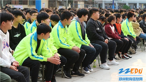 3青年学生认真聆听 3青年学生认真聆听