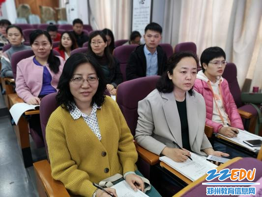 与会老师认真学习中