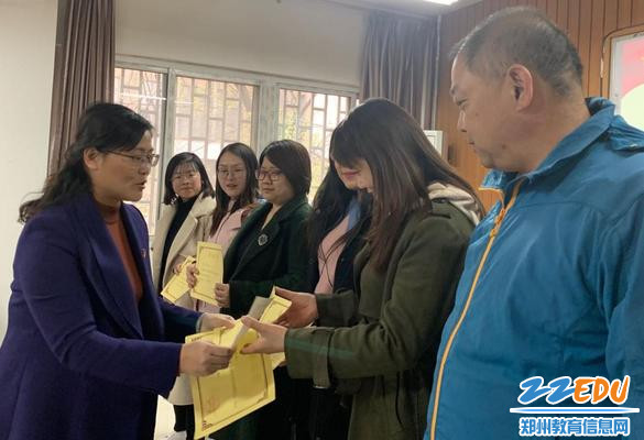 党委书记、校长李宇红为2018年新闻宣传先进个人颁奖。