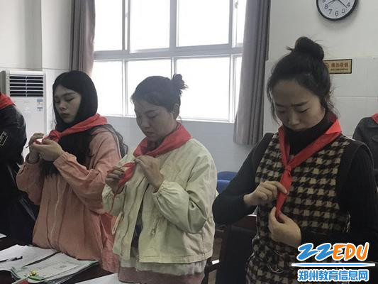 3.21 薛岗小学辅导员老师们比赛系红领巾_调整大小 3.21 薛岗小学辅导员老师们比赛系红领巾_调整大小