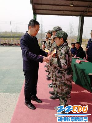 2校领导为优秀团队和优秀学员颁奖_ 2校领导为优秀团队和优秀学员颁奖_