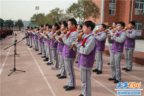 总校葫芦丝社团的孩子们齐奏《蓝色的香巴拉》(2) 总校葫芦丝社团的孩子们齐奏《蓝色的香巴拉》(2)