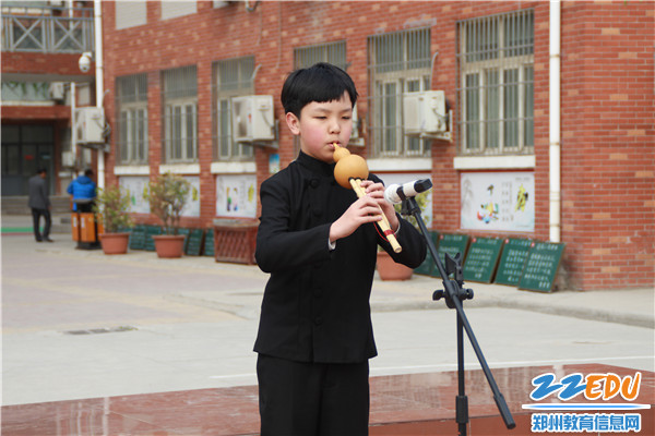 买熙元同学在演奏《孤独的黑骏马》(3) 买熙元同学在演奏《孤独的黑骏马》(3)