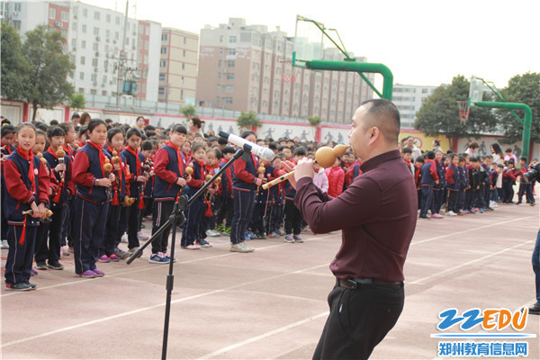 涂志民老师在吹奏《山丹丹开花红艳艳》(4) 涂志民老师在吹奏《山丹丹开花红艳艳》(4)