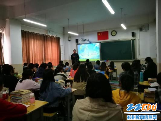 班主任赵建中老师在课堂上对学生进行节水教育 班主任赵建中老师在课堂上对学生进行节水教育
