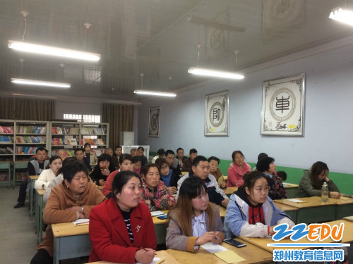 03家长在认真聆听 03家长在认真聆听