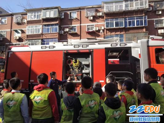 消防员为“小暖”们讲授火灾预防常识及发生火灾时的注意事项等消防安全知识 消防员为“小暖”们讲授火灾预防常识及发生火灾时的注意事项等消防安全知识