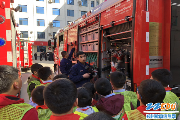 消防员叔叔热情的带领“小暖”们参观了消防车 消防员叔叔热情的带领“小暖”们参观了消防车