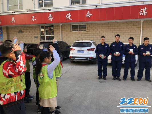 “小暖”向当代雷锋致敬 “小暖”向当代雷锋致敬