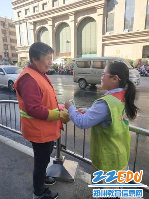 小暖帮忙团的孩子们走上街头,寻找当代雷锋(1) 小暖帮忙团的孩子们走上街头,寻找当代雷锋(1)