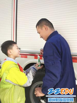 小暖帮忙团的孩子们走上街头,寻找当代雷锋(2) 小暖帮忙团的孩子们走上街头,寻找当代雷锋(2)