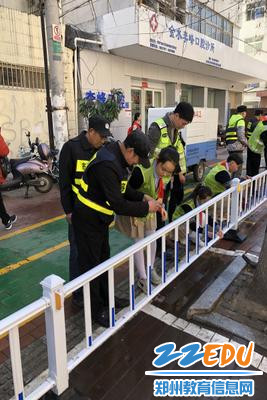 黄河路三小的学生们在市容协管员的指导下,清洁护栏。 黄河路三小的学生们在市容协管员的指导下,清洁护栏。