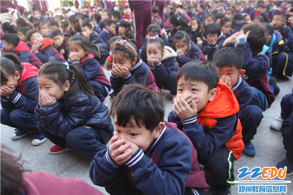 学生到达“安全岛” 学生到达“安全岛”