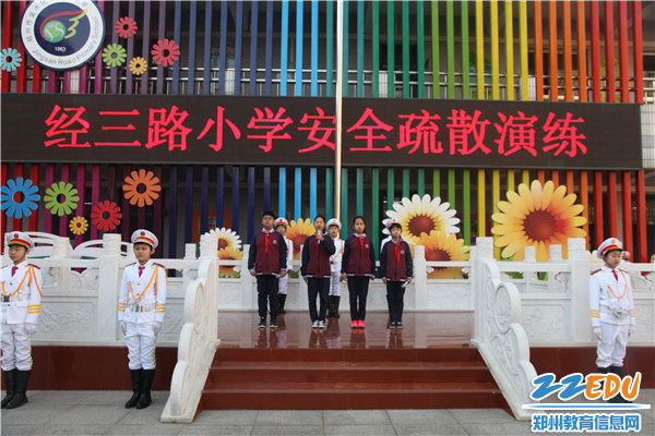 六三班学生代表进行“关爱生命 快乐成长”主题演讲 六三班学生代表进行“关爱生命 快乐成长”主题演讲