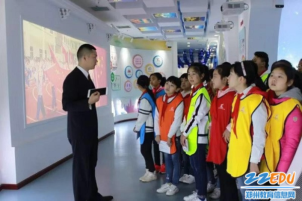 法律宣讲员为队员们讲解法律知识 法律宣讲员为队员们讲解法律知识