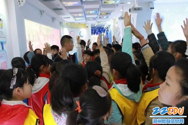 队员们积极回答问题 队员们积极回答问题