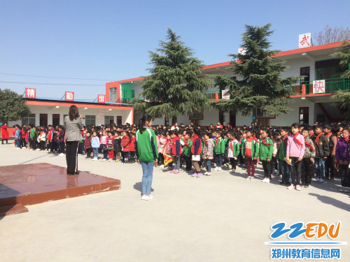 05 全校师生认真聆听张玲霞校长的安全教育讲话 05 全校师生认真聆听张玲霞校长的安全教育讲话