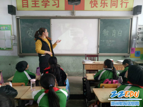 06五一班在班主任带领下观看安全教育视频 06五一班在班主任带领下观看安全教育视频