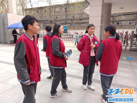 小小节水宣传员向同学讲解节水知识 小小节水宣传员向同学讲解节水知识