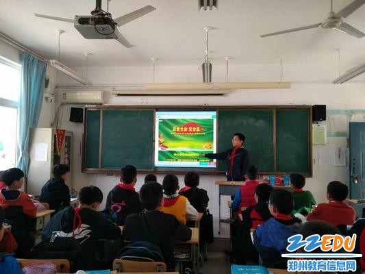 学生一起观看视频_调整大小 学生一起观看视频_调整大小