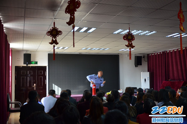 教官代攀峰讲解灭火器的使用方法_副本 教官代攀峰讲解灭火器的使用方法_副本