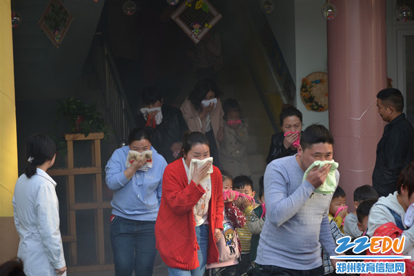 家长和幼儿有序撤离_副本 家长和幼儿有序撤离_副本