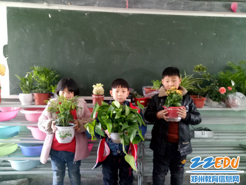 一二班的小朋友与自己的绿植合影 一二班的小朋友与自己的绿植合影