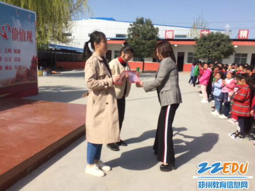 张玲霞校长给获奖班级的班主任颁奖 张玲霞校长给获奖班级的班主任颁奖