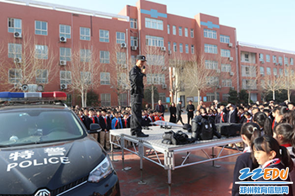 2.甄银辉警官向同学们展示特区装备1 2.甄银辉警官向同学们展示特区装备1