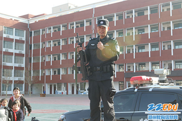 3.甄银辉警官向同学们展示特区装备2 3.甄银辉警官向同学们展示特区装备2