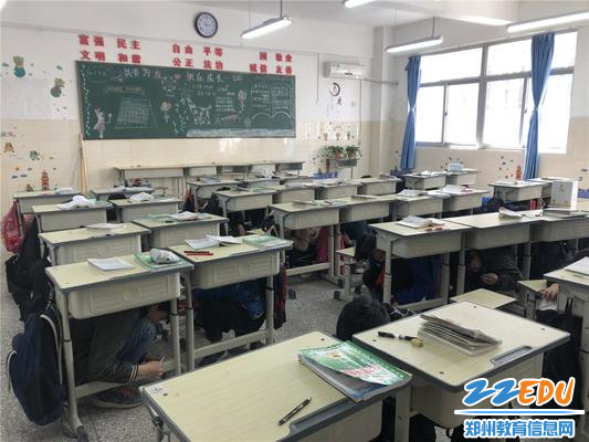 3.学生在老师的指导下进行躲藏