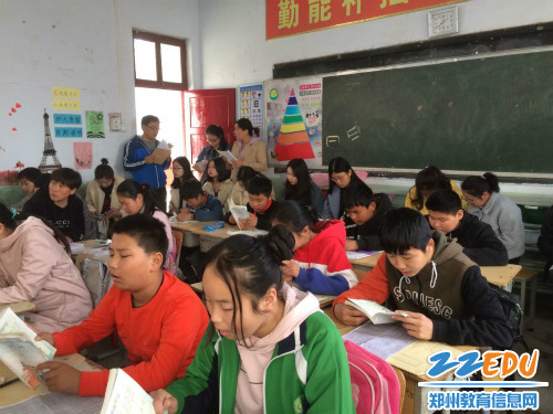 04 教室后面挤满了听课教师 04 教室后面挤满了听课教师