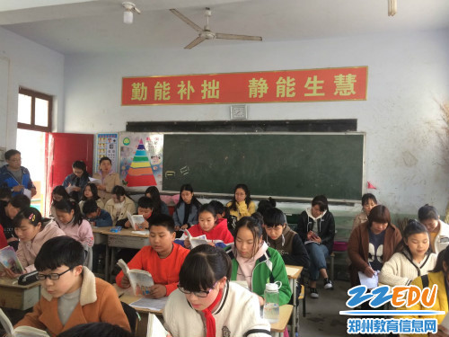 05 学生投入地读书、老师们认真听课 05 学生投入地读书、老师们认真听课