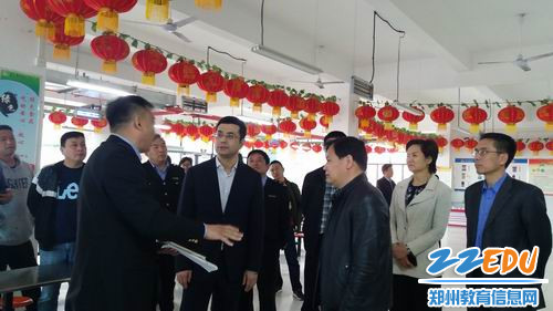 调整大小 5中牟县食药监督管理局副局长吴寅飞介绍中某县明厨亮灶情况 调整大小 5中牟县食药监督管理局副局长吴寅飞介绍中某县明厨亮灶情况