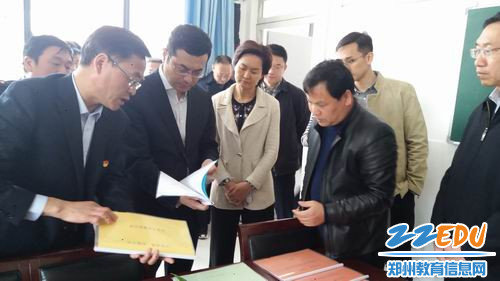 调整大小 6中牟县食药监督管理局局长马爱国陪同查看档案资料 调整大小 6中牟县食药监督管理局局长马爱国陪同查看档案资料