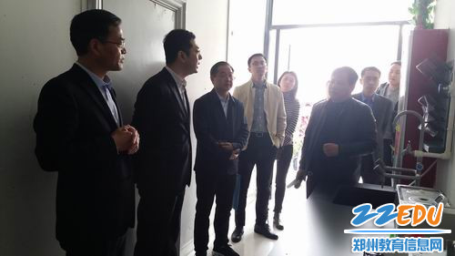 调整大小 9中牟县食药监督管理局局长马爱国介绍自检实验室情况 调整大小 9中牟县食药监督管理局局长马爱国介绍自检实验室情况