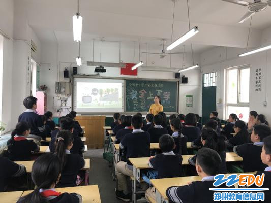 学校五二中队开展了以“安全上下学”为主题的班队会