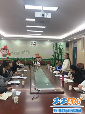 老师们积极参与课后研讨 老师们积极参与课后研讨