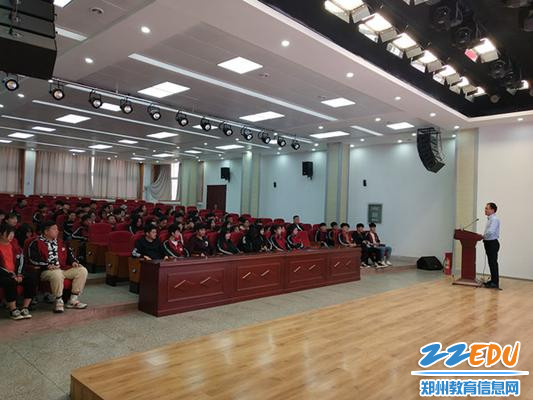 学生们认真听讲_副本 学生们认真听讲_副本