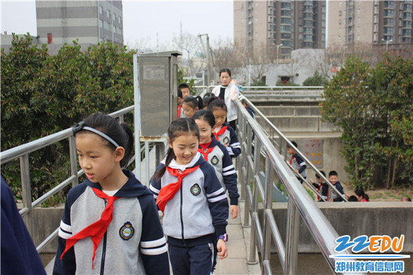 2.分组参观学习 2.分组参观学习