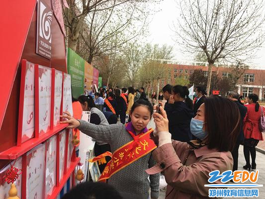 老师们驻足观看 老师们驻足观看