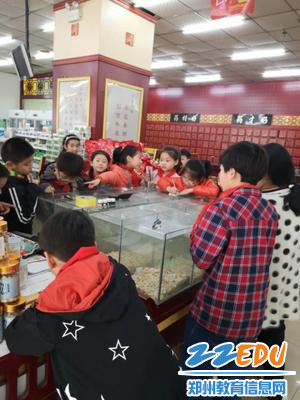 孩子们边倾听,边记录 孩子们边倾听,边记录