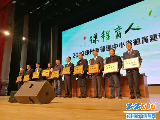 郑州31·103中副校长张军(右一)代表学校领 郑州31·103中副校长张军(右一)代表学校领