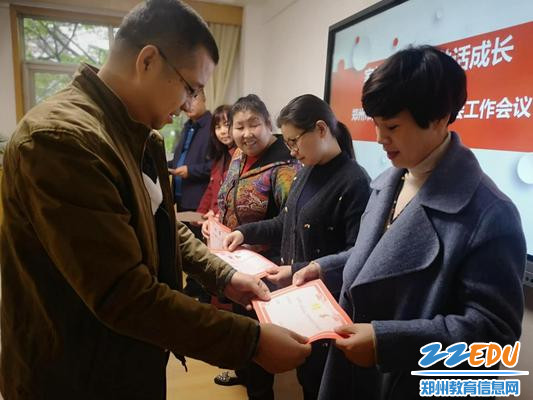 回中副校长夏向阳为家委会代表颁发聘书 回中副校长夏向阳为家委会代表颁发聘书