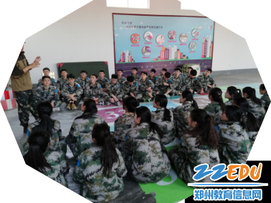 学生们认真学习讲座内容 学生们认真学习讲座内容