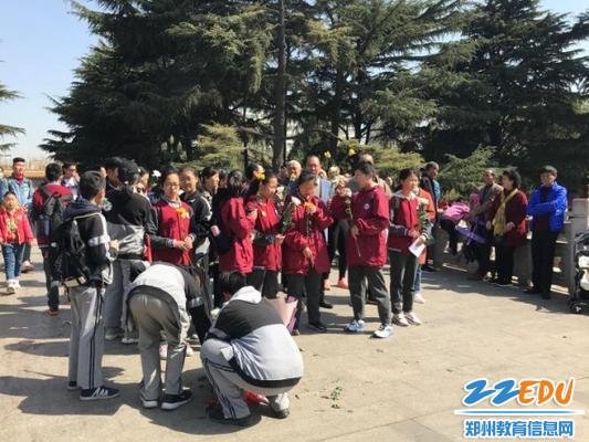 1 同学们向烈士献花寄托哀思 1 同学们向烈士献花寄托哀思