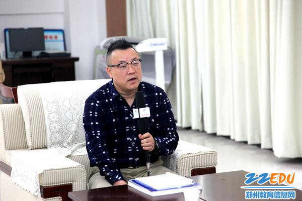 2.栏目组总制片人黄俊向老师们提出问题 2.栏目组总制片人黄俊向老师们提出问题