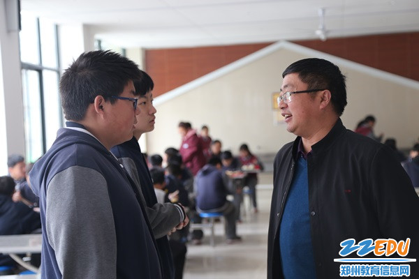 卢健主任询问学生用餐意见 卢健主任询问学生用餐意见