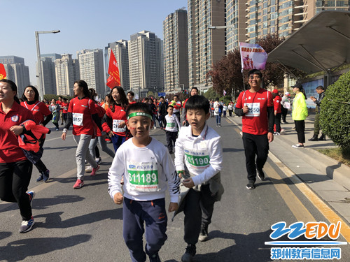 文源小学的队伍也融入人山人海的长跑大军中_副本 文源小学的队伍也融入人山人海的长跑大军中_副本