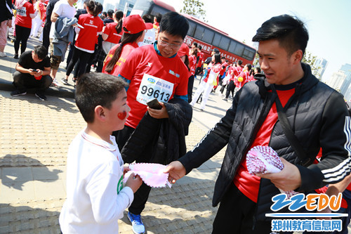 学生抵达终点后,送上精心准备的“小礼品”_副本 学生抵达终点后,送上精心准备的“小礼品”_副本